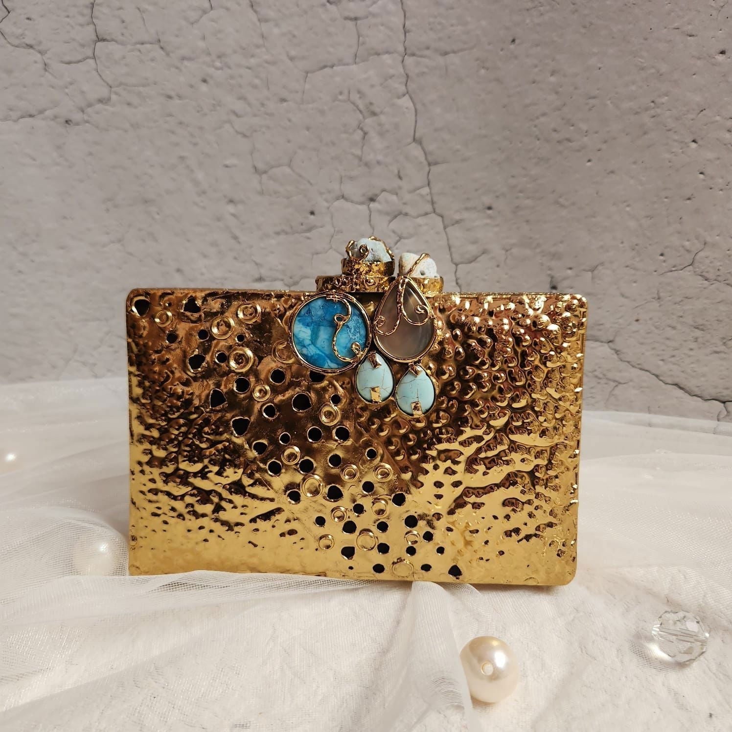 CRYSTAL CLUTCH - www.Shopthatapp.com