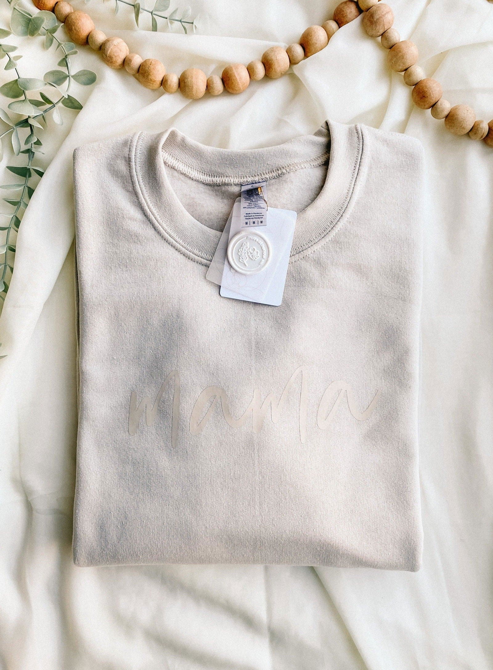 Mama minimalist crewneck - www.Shopthatapp.com